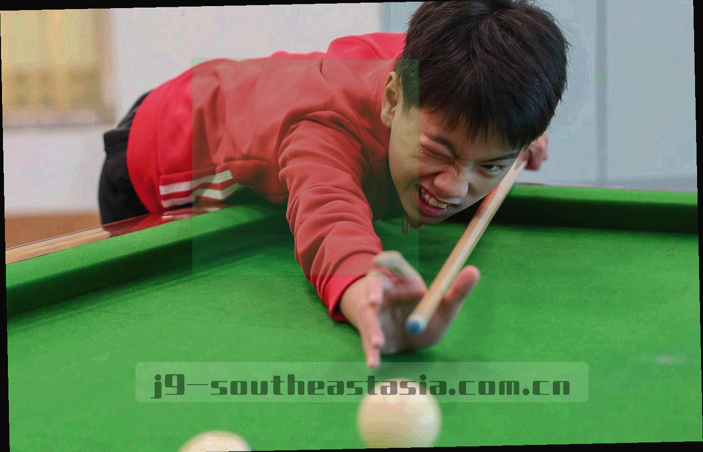 城市主干道与高架轨道交错的抽象线条构成图，画面中没有具体标识与文字